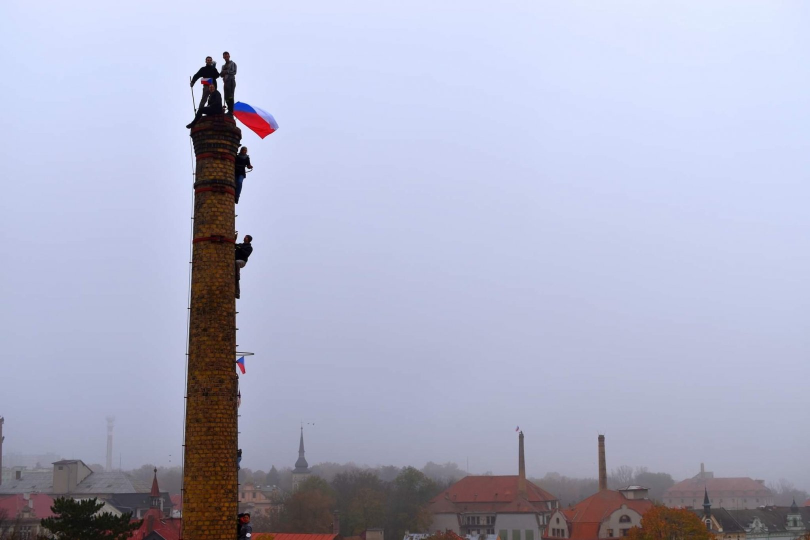 Komíny chmelařských skladů v Žatci a oslavy státního svátku - Obrázek